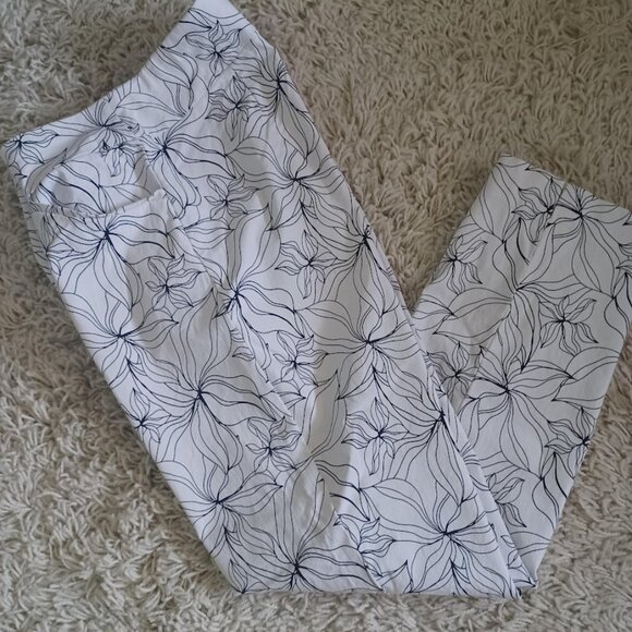 Chico’s Perfect Stretch Ankle Pants Sz 12/14 Floral Black White Pull On Stretch - Picture 1 of 9